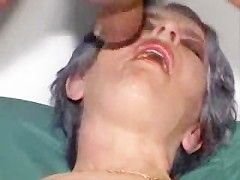 Junger Mann fingert die Oma Möse